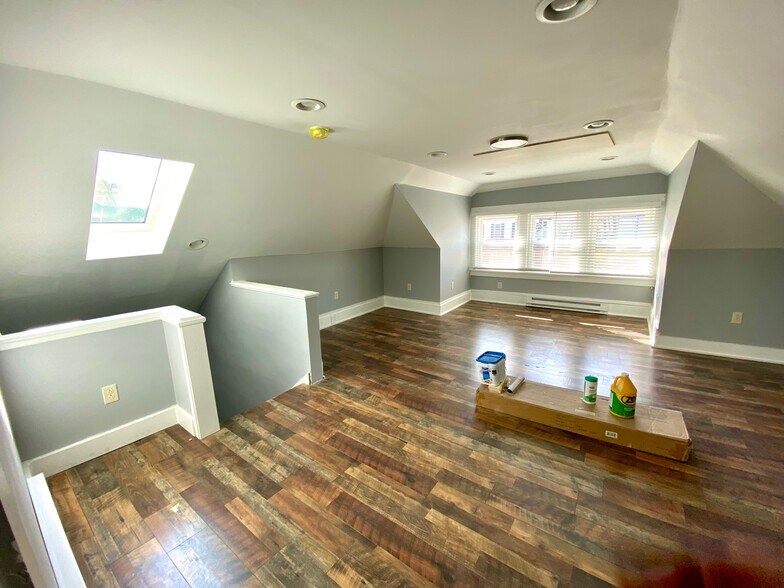 Apartment B. Master bedroom with skylight. Second floor. - 605 Beechwood Ave