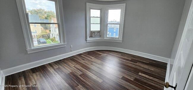 Building Photo - 123 Oak St