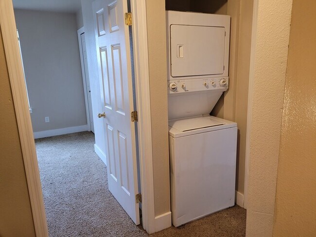 Building Photo - 3 bed Condo in Central Meridian!