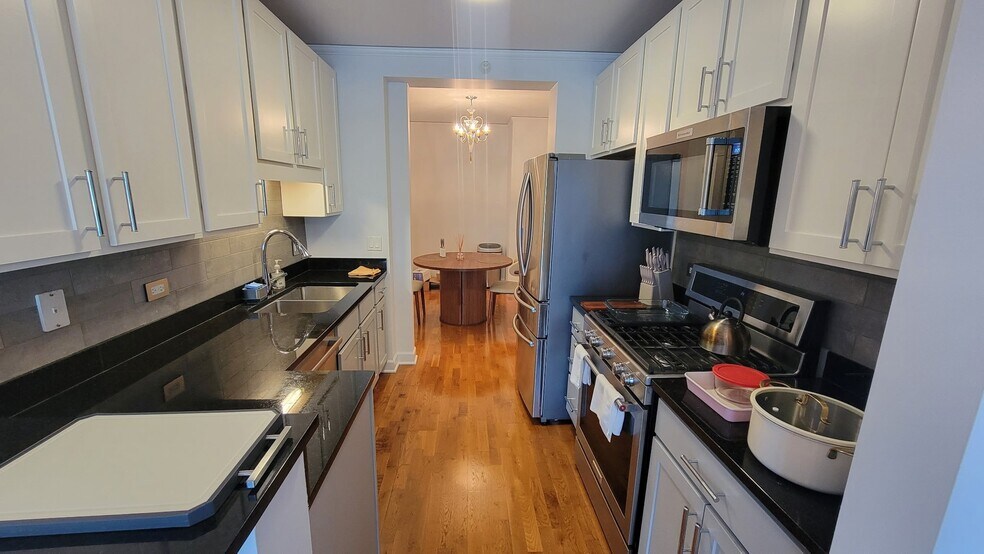 Building Photo - 450 E Waterside Dr