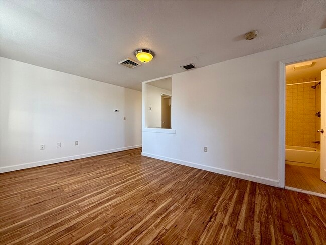 Building Photo - 6 S Washington St