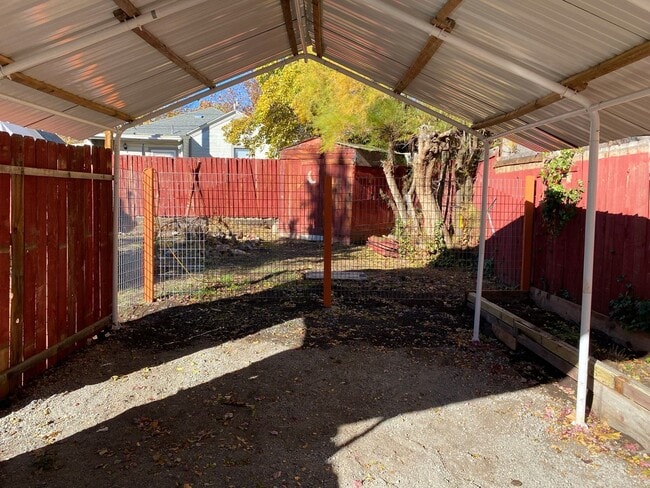Building Photo - 1930's Bungalow Charmer, 2bdrm, 1 bath hou...