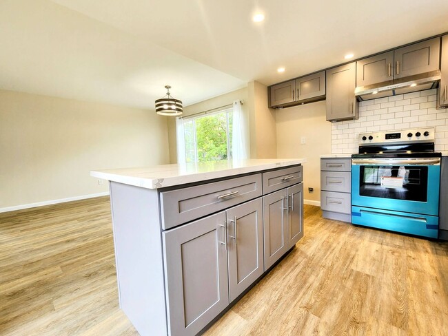 Building Photo - 3 Bedroom in Santa Rosa with Air Conditioning
