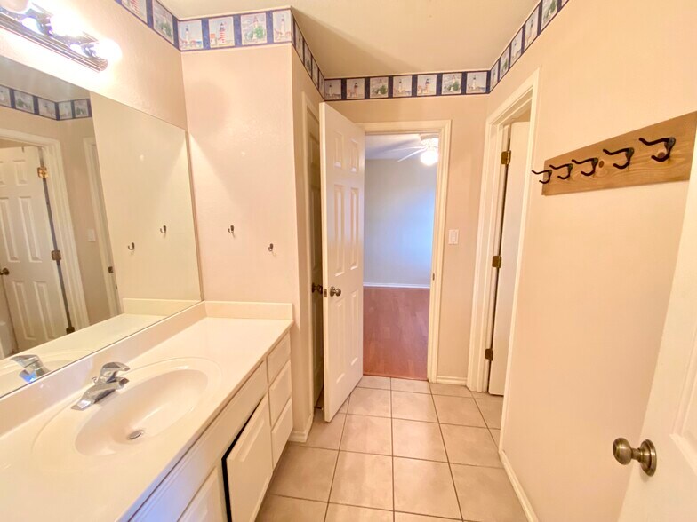 Building Photo - 1551 Briarwyck Dr