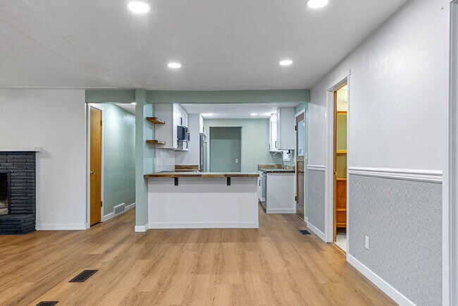 Building Photo - 2230 Jasper Way NW