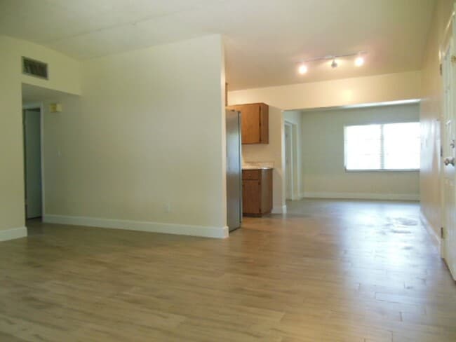 Building Photo - 404 Oakhurst St