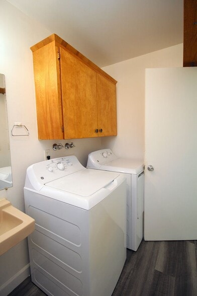 Building Photo - 6237-6239 SE Fern Ave