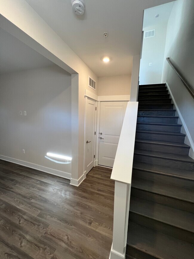 Building Photo - 930 Heights Alley