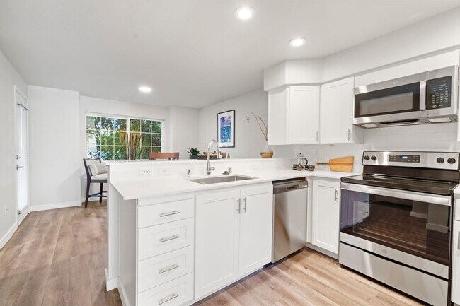 Building Photo - Water’s Edge Townhomes – Luxury Townhomes for Rent in Tacoma