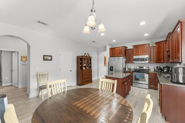 Building Photo - 526 Camellia Ct
