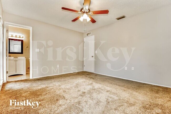 Building Photo - 1794 E Groveleaf Ave