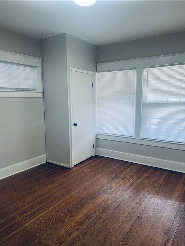 Building Photo - Beautifully renovated 3 bedroom house!