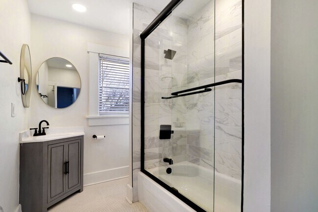 Building Photo - 916-918-918 Harrison Ave