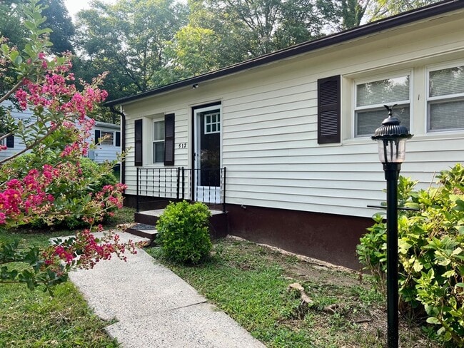 Building Photo - Three bedroom, 1 bath house in Burlington