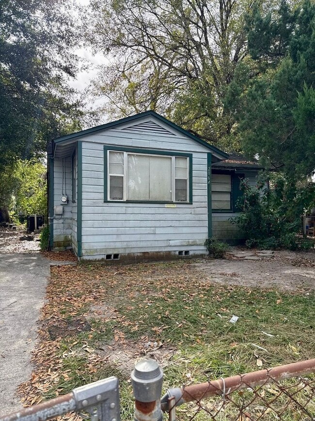 Building Photo - Large Single Family House for Rent.