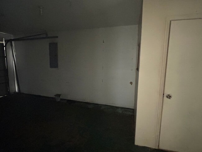 Building Photo - FALL MOVE-IN SPECIAL: 50% OFF 1st MONTH'S ...
