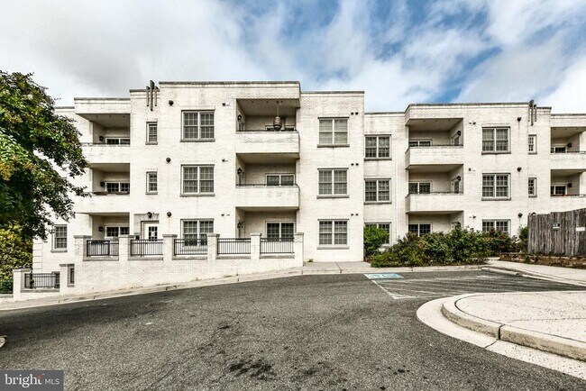 Building Photo - 231 N Thomas St