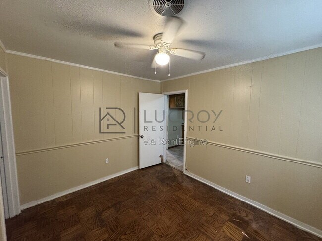 Building Photo - 3038 Lakewood Dr