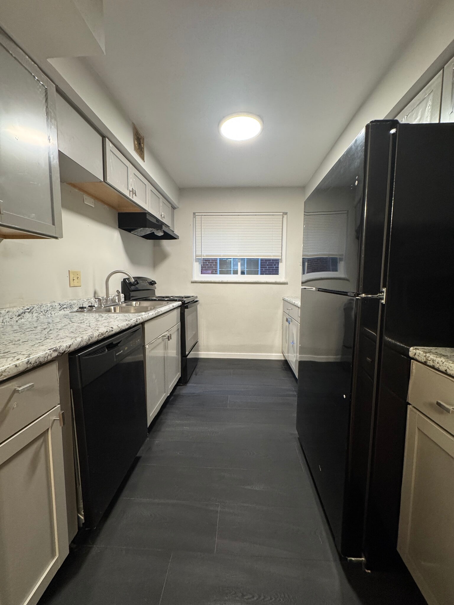 Building Photo - 1145 Fenmore Dr