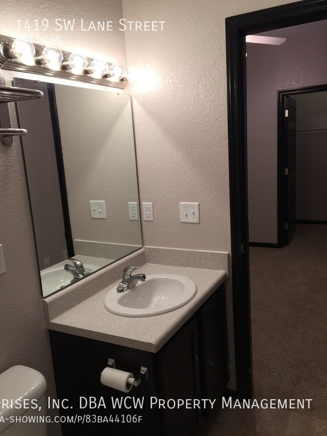 Building Photo - 1419 SW Lane St