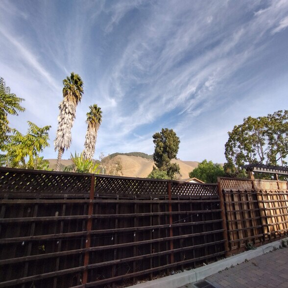 Building Photo - 747 Old Canyon Rd