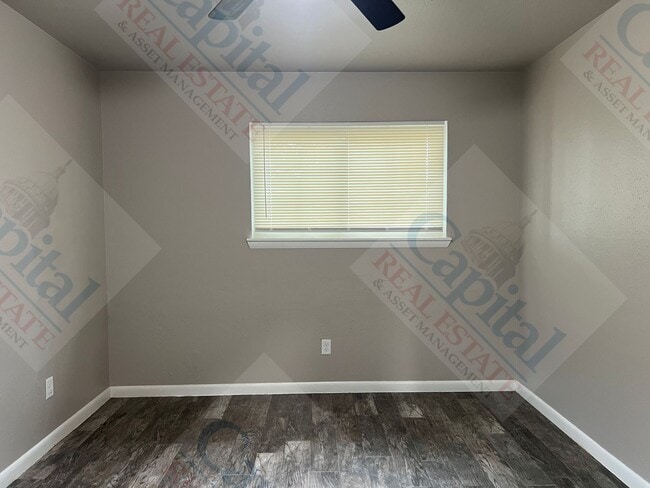 Building Photo - Spacious 3 Bedroom