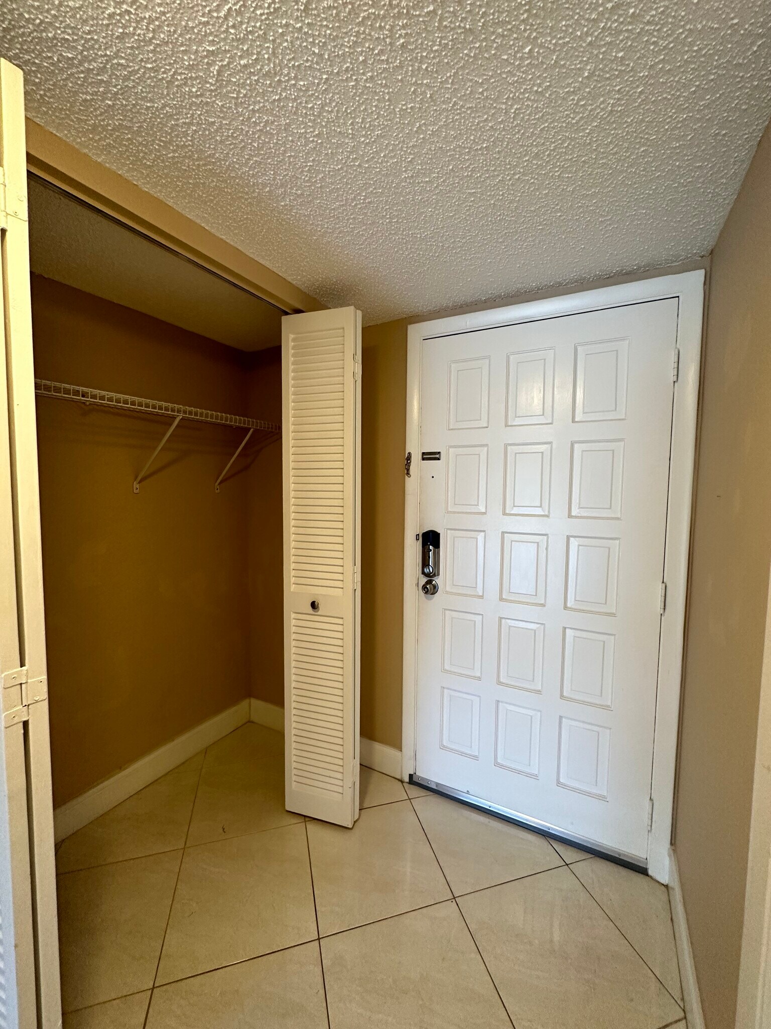 Building Photo - 4158 Inverrary Dr