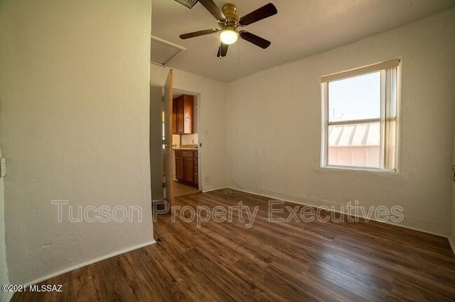 Building Photo - 804 N Perry Ave