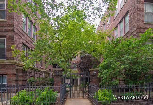 Building Photo - 3642 N Pine Grove Ave