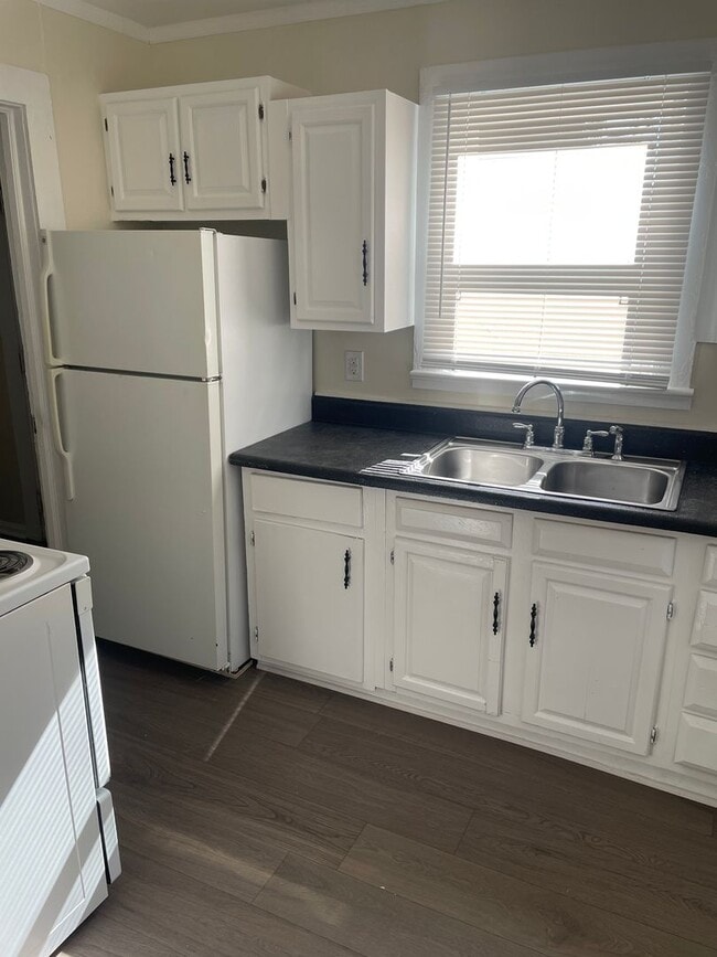 Building Photo - 1320 Marne St