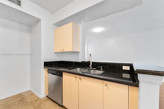 Building Photo - 2464 Centergate Dr