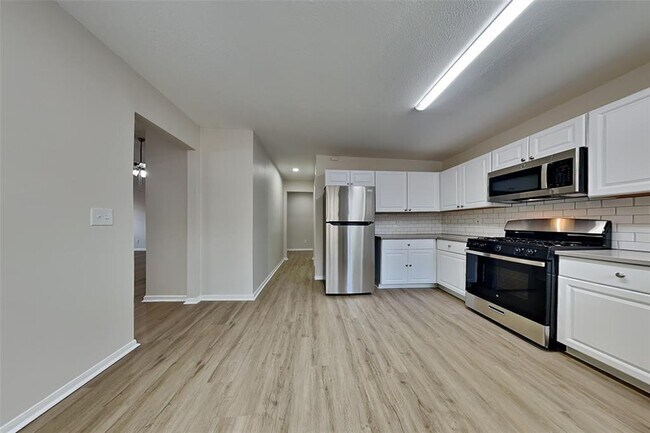 Building Photo - 4010 Spring Meadow Dr