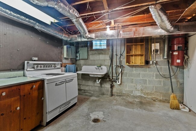 Building Photo - Brick 2-Bedroom Home Close to Farmville an...