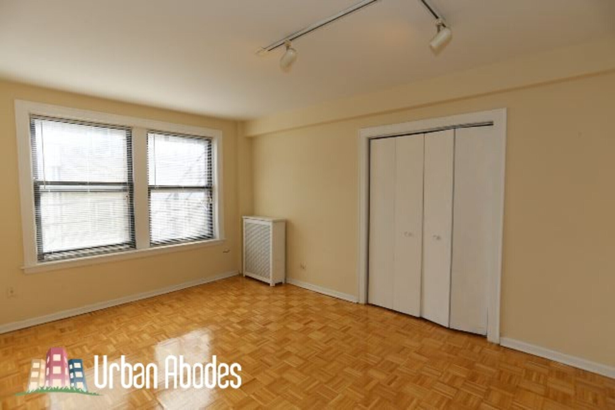 Building Photo - 727 W Belmont Ave