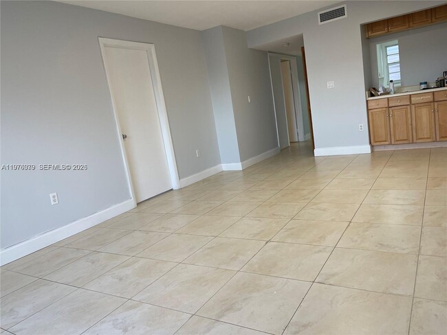 Building Photo - 1250 Lincoln Rd