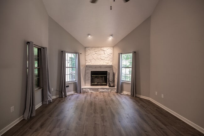 Building Photo - 5516 Oakside Dr