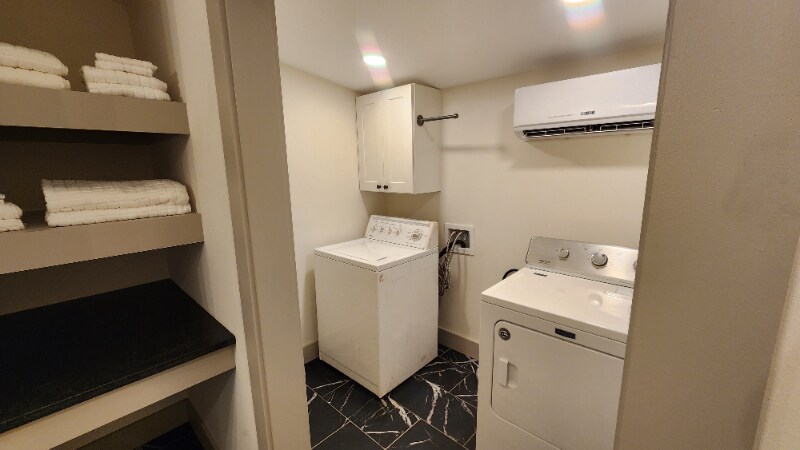 Building Photo - 1704 S Forest Dr