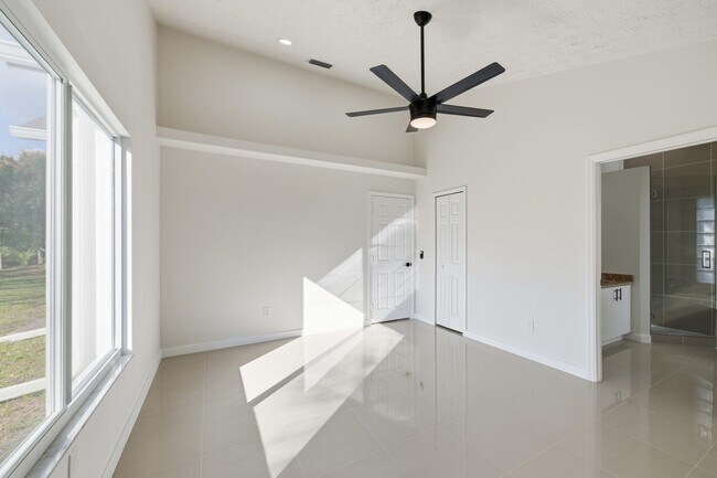 Building Photo - 3031 SE Galt Cir