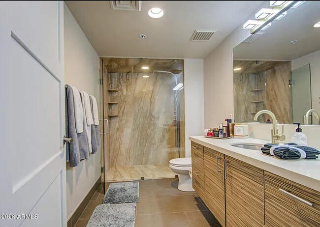 Building Photo - 535 W Thomas Rd