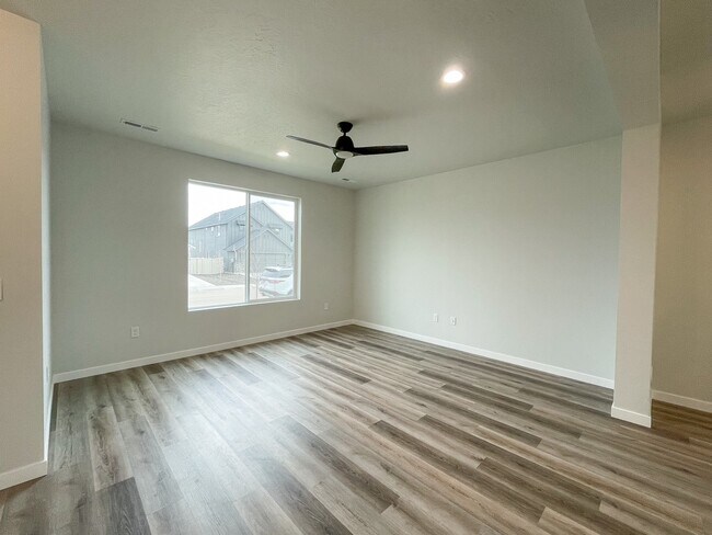 Building Photo - 4403 N Magical Crk Ave