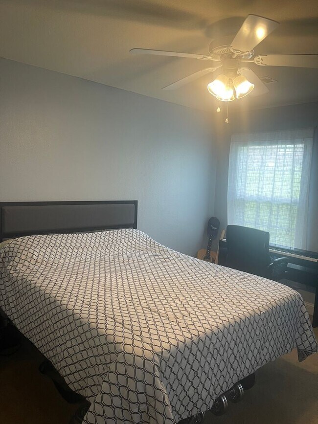 Building Photo - 802 W Longleaf Dr
