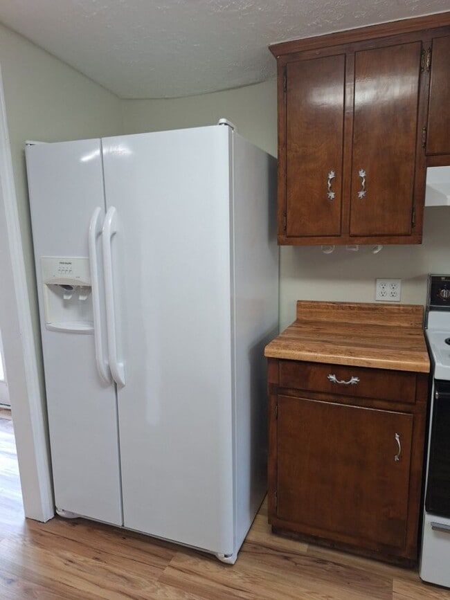 Building Photo - Country Living at its Best!!