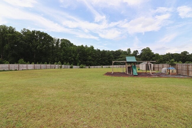 Building Photo - "Spacious 4-Bedroom Gem with 3.5 Baths and...