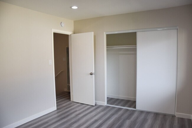 Building Photo - Olive (815) North