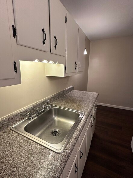 Building Photo - 668 Linwood Ave NE