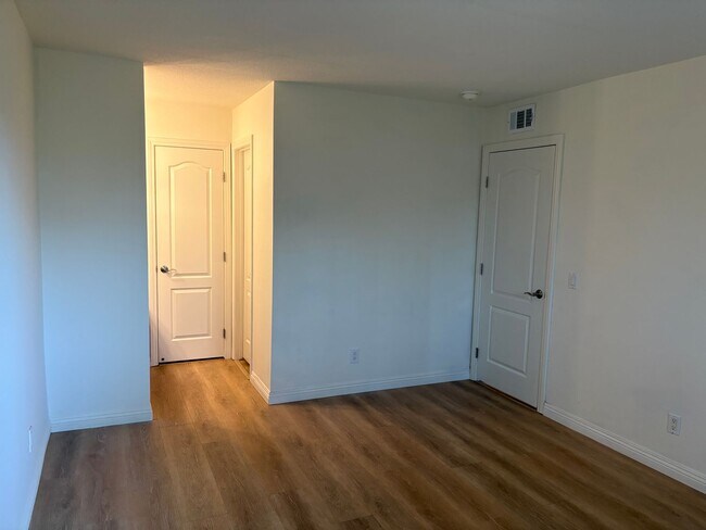 Building Photo - Charming 2 bedroom 2 bathroom Condo in Oceanside!