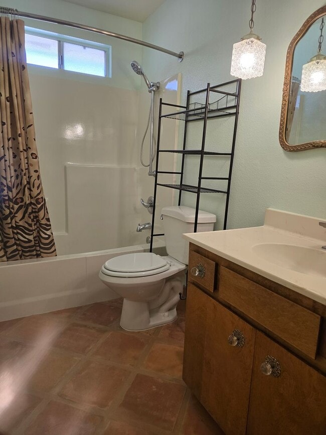 Building Photo - Secure and Spacious!