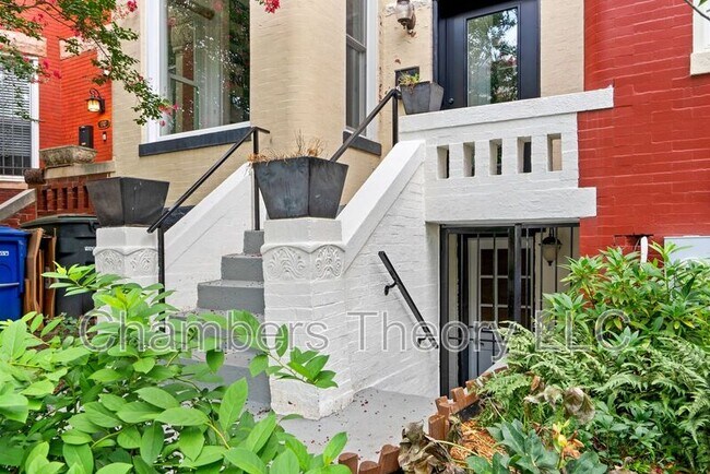 Building Photo - 1745 1st St NW