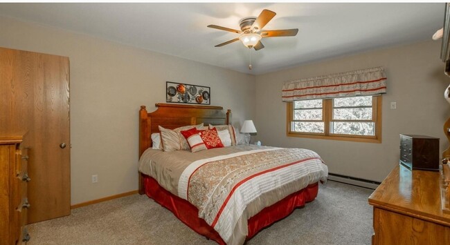 Building Photo - 1135 Manor Dr