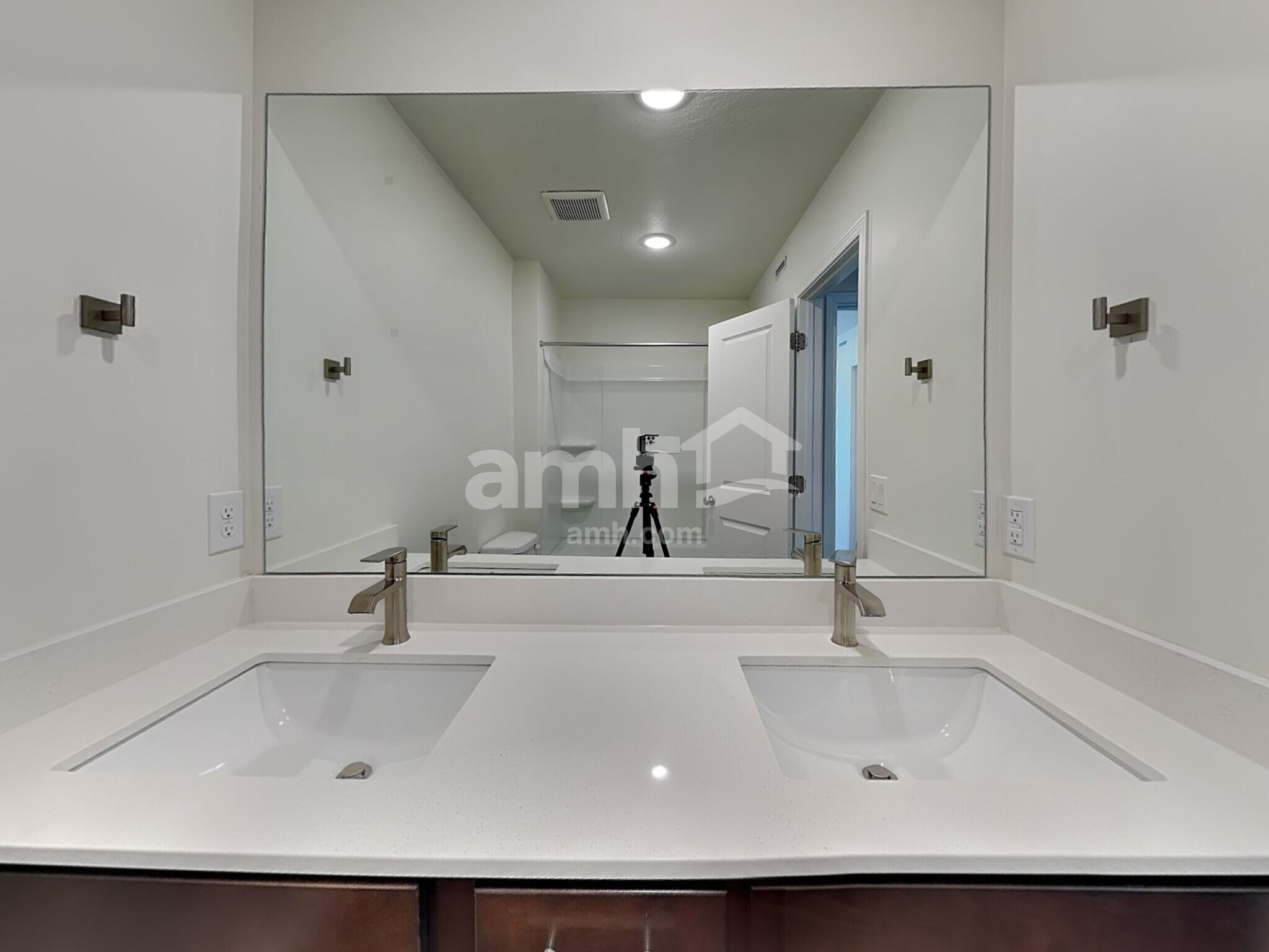 Building Photo - 6018 W South Jordan Pky